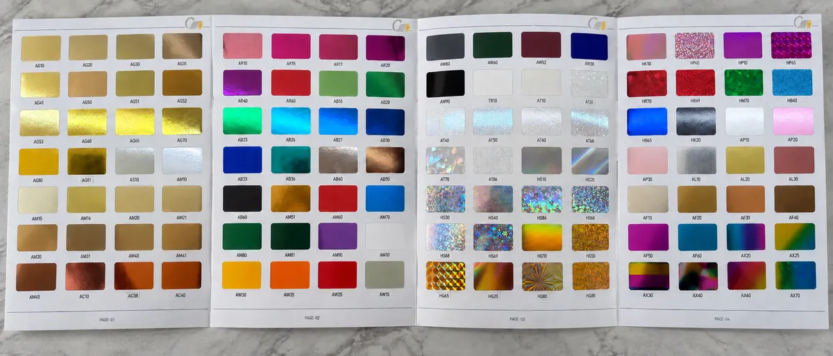Livre d'échantillons de couleurs de CFS cold foil avec des nuances métalliques, holographiques et pigmentées codées utilisées pour l'appariement des couleurs