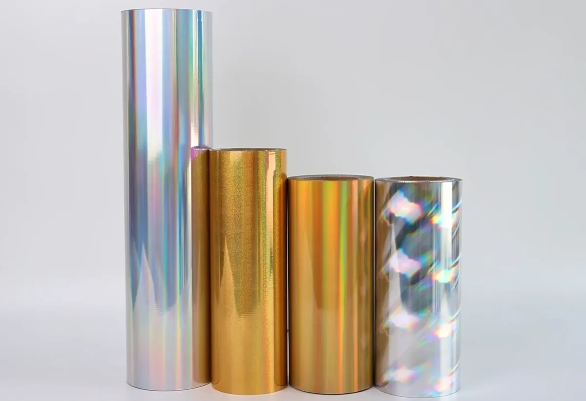 Rouleaux de CFS cold foil en finitions holographiques argent, or et arc-en-ciel